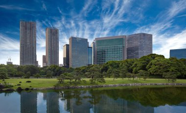 Göl suyu, Hamarikyu park, Tokyo yansıtan gökdelenler