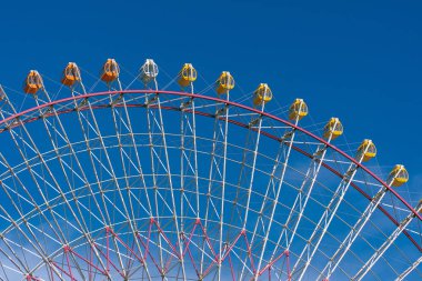 mavi gökyüzünün altında atlıkarınca bölümünü