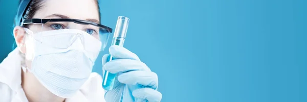 Farmacista Titolare Una Provetta Sfondo Blu — Foto Stock