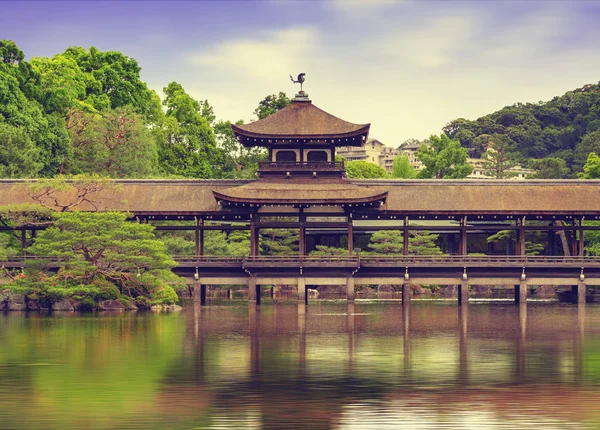 Puente Cubierto Madera Reflejado Agua Del Estanque Del Jardín Heian —  Fotos de Stock