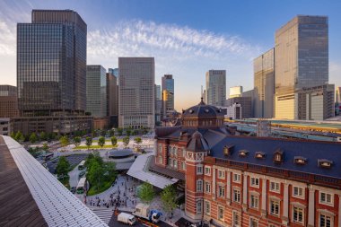 Marunouchi iş bölgesine ve Tokyo İstasyonu alacakaranlıkta Bina Tuğla