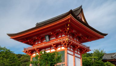 Antik kırmızı pagoda içinde Kiyomizu-dera Tapınak, Kyoto, Japonya