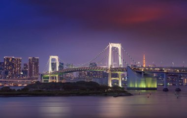 Gökkuşağı Köprüsü, Tokyo siluetinin ve Tokyo tower, alacakaranlık sahne görünümünü