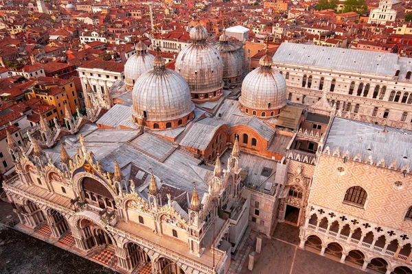 Vista Aérea Basílica San Marcos Los Tejados Ciudad Venecia Italia — Foto de Stock