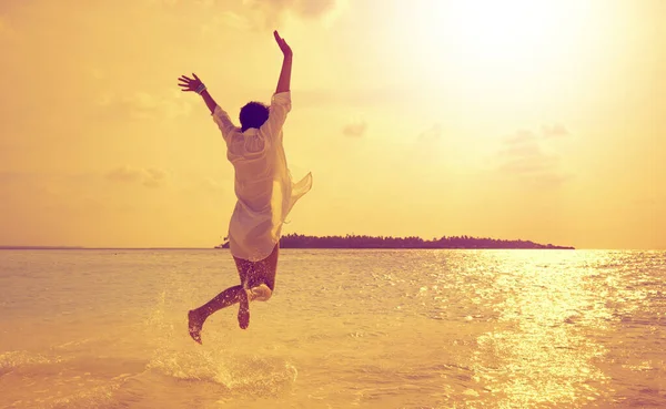 Frau Weißen Hemd Springt Bei Sonnenuntergang Einem Tropischen Strand Konzept — Stockfoto