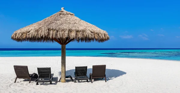 Houten Ligbedden Onder Een Rieten Parasol Wit Zandstrand Van Een — Stockfoto