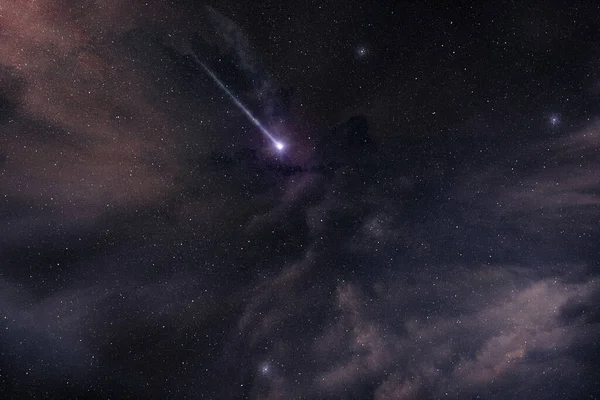 Padající Hvězda Zářící Hvězdné Oblačné Noční Obloze Kometa Purpurové Mlhovině — Stock fotografie