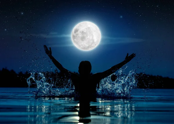 보름달 수영장에서 들어올리는 여인의 실루엣 수있고 자유롭다는 — 스톡 사진