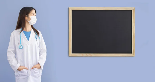 Ritratto Medico Donna Asiatica Vestita Con Camice Bianco Stetoscopio Maschera — Foto Stock