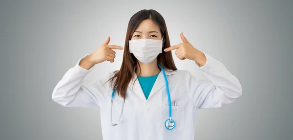 Kvinnlig Läkare Vit Rock Bär Stetoskop Och Skyddsmask Pekar Fingrarna — Stockfoto
