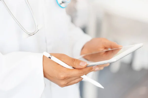 Visão Perto Das Mãos Médico Feminino Segurando Computador Tablet Caneta — Fotografia de Stock