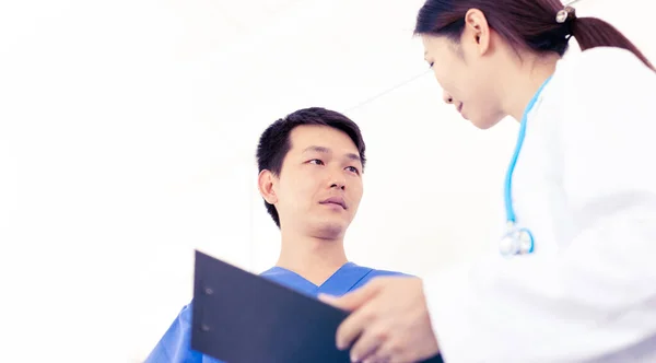 Två Asiatiska Läkare Diskuterar Sjukhus Manliga Och Kvinnliga Läkare Bär — Stockfoto