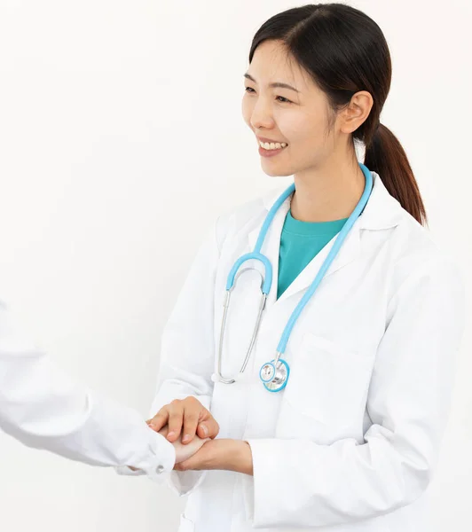 Médica Asiática Segura Mão Paciente Médico Confortável Sorridente Isolado Fundo — Fotografia de Stock