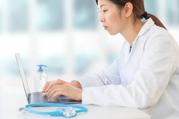 Koncentrerad Asiatisk Kvinnlig Läkare Skriva Bärbar Dator Kliniken Kontor Sjukhus — Stockfoto