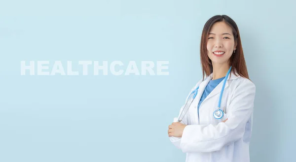 Bela Asiático Feminino Médico Sorrindo Retrato Mulher Médico Isolado Azul — Fotografia de Stock