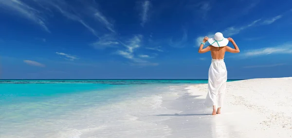 Elegante Frau Weißen Kleid Trägt Sonnenhut Und Geht Idyllischen Strand — Stockfoto