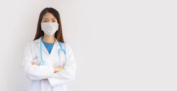 Giovane Asiatica Medico Donna Indossa Camice Laboratorio Stetoscopio Protegge Con — Foto Stock