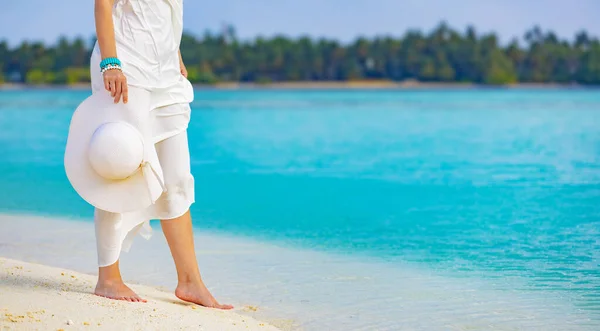 Mulher Elegante Com Pareo Chapéu Relaxa Andando Areia Branca Uma — Fotografia de Stock
