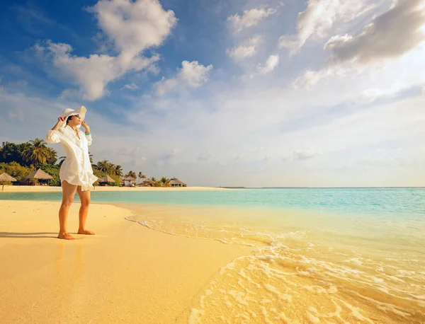 Menina Elegante Assiste Pôr Sol Uma Praia Tropical Palmeiras Franjas — Fotografia de Stock