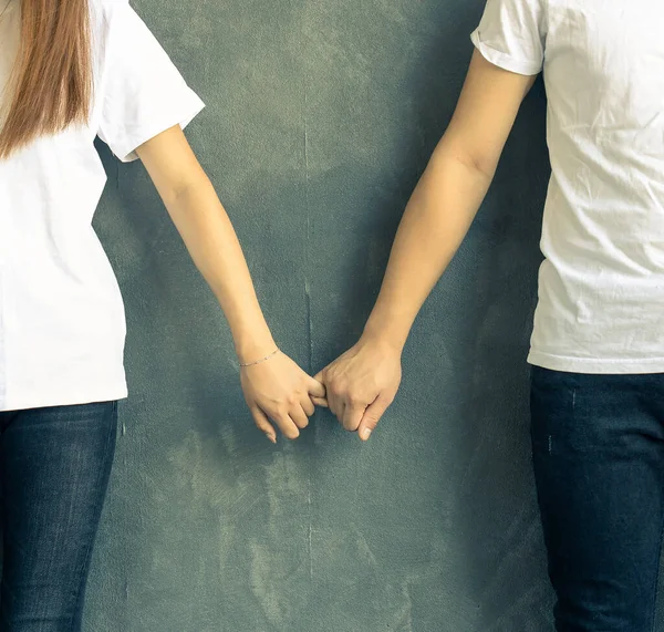 Glimlachend Meisje Met Smartphone Hand Toont Overwinning Teken Wens Met — Stockfoto