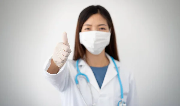 Läkare Med Labbpäls Och Stetoskop Coronavirus Pandemin Optimistisk — Stockfoto