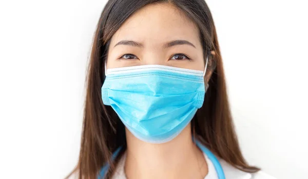 Assistente Sanitaria Femminile Durante Pandemia Coronavirica Protegge Coprendo Viso Con — Foto Stock