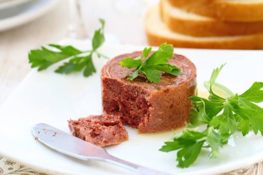 Lezzetli kaz ciğeri ile tost bir plaka üzerinde