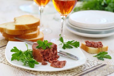 Lezzetli kaz ciğeri ile tost bir plaka üzerinde