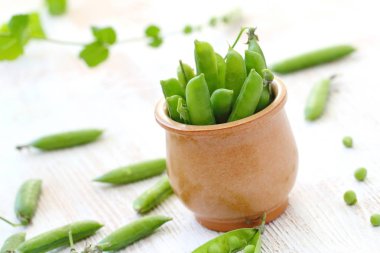 Seramik kase taze yeşil bezelye. Vegan gıda