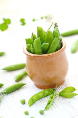 Seramik kase taze yeşil bezelye. Vegan gıda