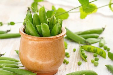 Seramik kase taze yeşil bezelye. Vegan gıda