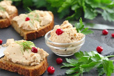 Ev yapımı tavuk karaciğer pate yeşil ve çilek ile hizmet lezzetli sandviçler