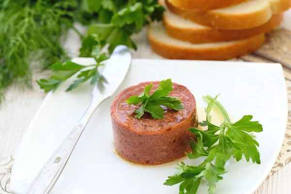 Lezzetli kaz ciğeri ile tost bir plaka üzerinde
