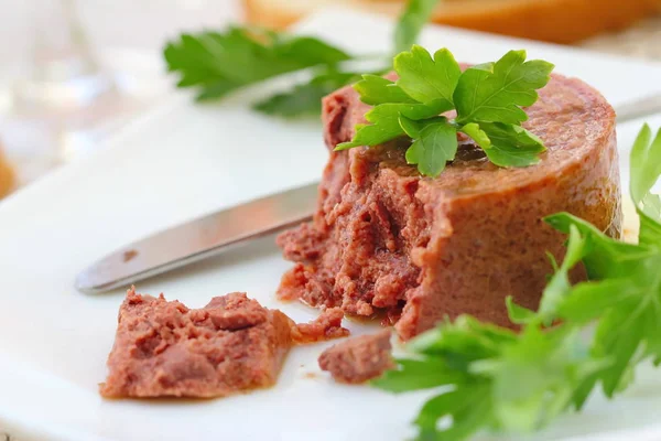 Lezzetli kaz ciğeri ile tost bir plaka üzerinde