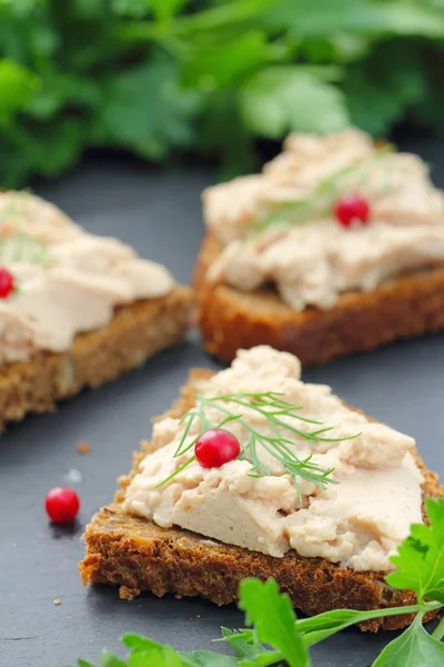 Ev yapımı tavuk karaciğer pate yeşil ve çilek ile hizmet lezzetli sandviçler