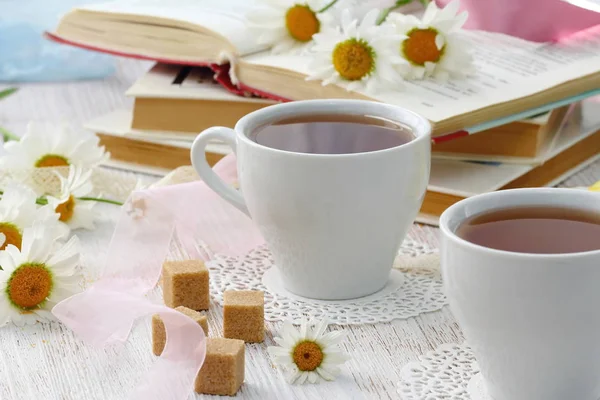 お茶の時間 夏のリラクゼーションのためのお茶のカップ — ストック写真