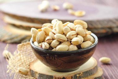 Ahşap masa fındık fıstık. Vegan gıda