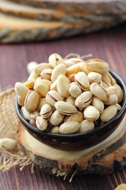 Ahşap masa fındık fıstık. Vegan gıda