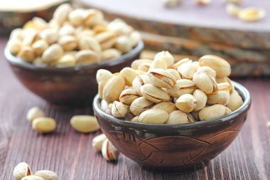 Ahşap masa fındık fıstık. Vegan gıda