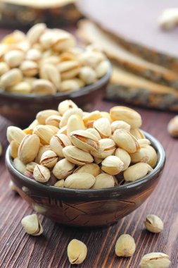 Ahşap masa fındık fıstık. Vegan gıda