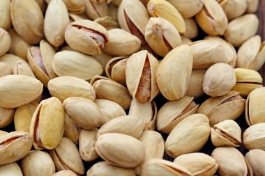 Ahşap masa fındık fıstık. Vegan gıda