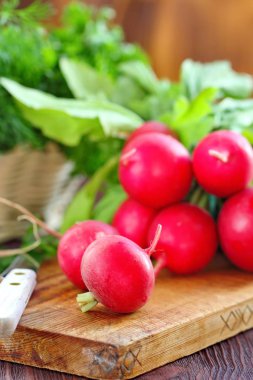 Taze turp ahşap tablo salata yemek pişirmek için hazır. Vegan gıda.