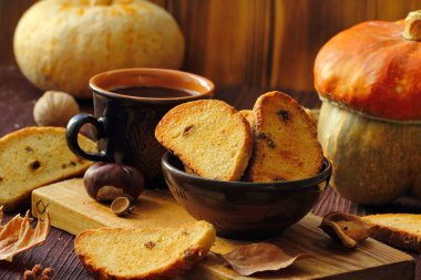 Fincan kahve ve ev yapımı lezzetli kurabiye bisküvi kuru meyveler ve kabak Sonbahar dekorasyonu ile