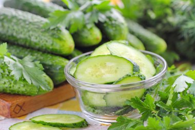 Salata taze salatalık, dereotu ve zeytin yağı