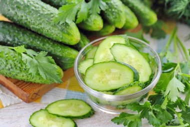 Salata taze salatalık, dereotu ve zeytin yağı