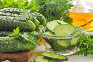 Salata taze salatalık, dereotu ve zeytin yağı