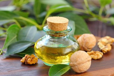 Temel aroma yağı masada cevizli