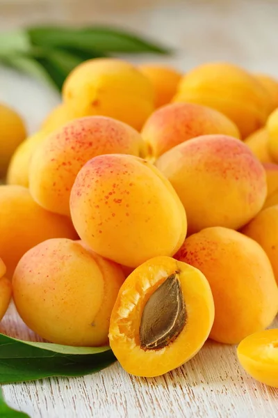 Olgun tatlı taze kayısı ahşap tablo