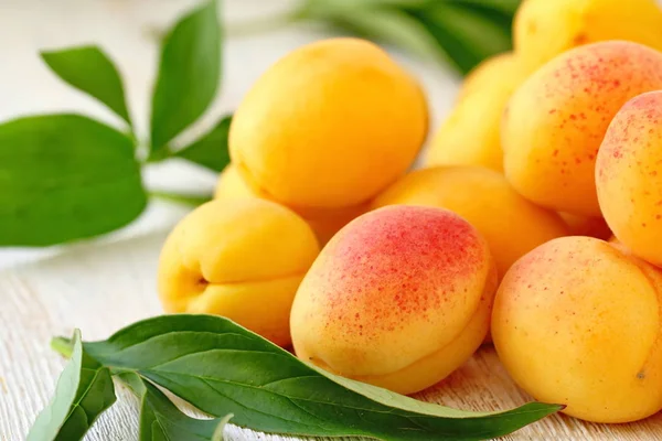 Olgun tatlı taze kayısı ahşap tablo