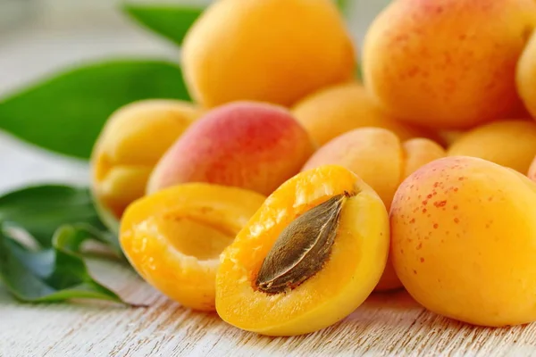 Olgun tatlı taze kayısı ahşap tablo